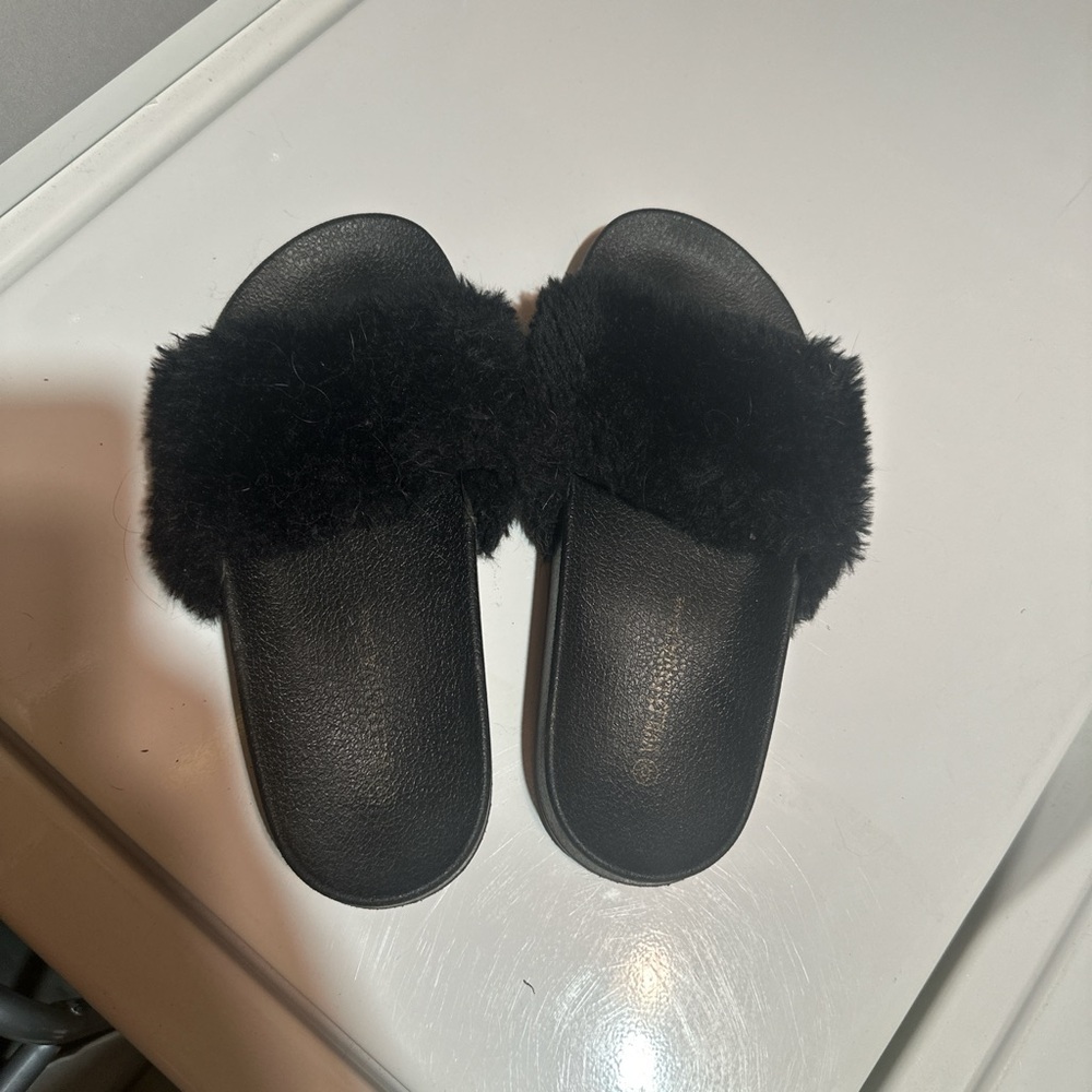 black fluffy slides